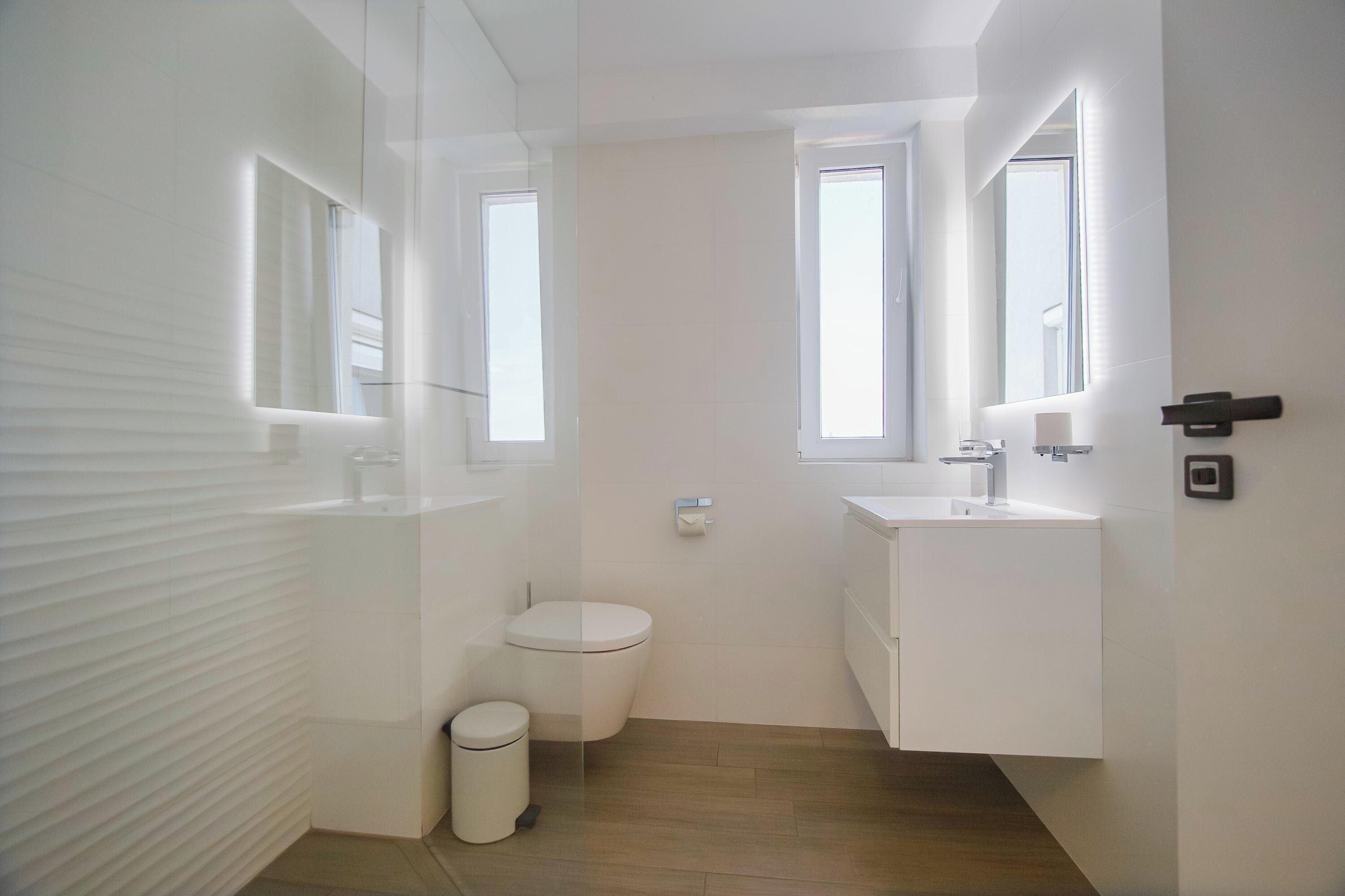 Douche, sèche-cheveux, serviettes fournies