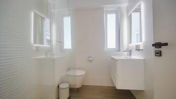 Dusche, Haartrockner, Handtücher