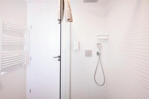 Dusj, hårføner og håndklær