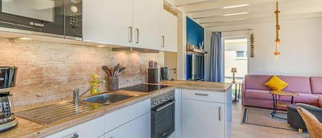 Køleskab, kogeplade, opvaskemaskine, kaffe-/temaskine