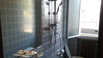 Doccia, bidet, asciugamani