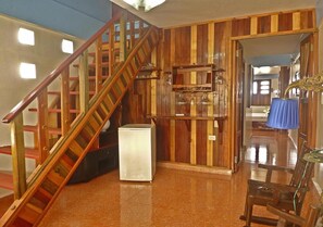 Minibar, tabla de planchar con plancha y cunas gratuitas
