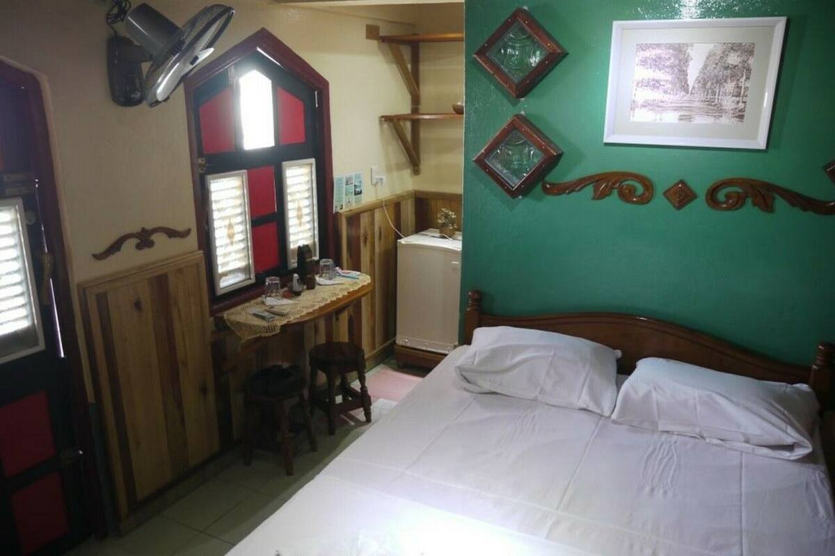 Minibar, tabla de planchar con plancha y cunas gratuitas