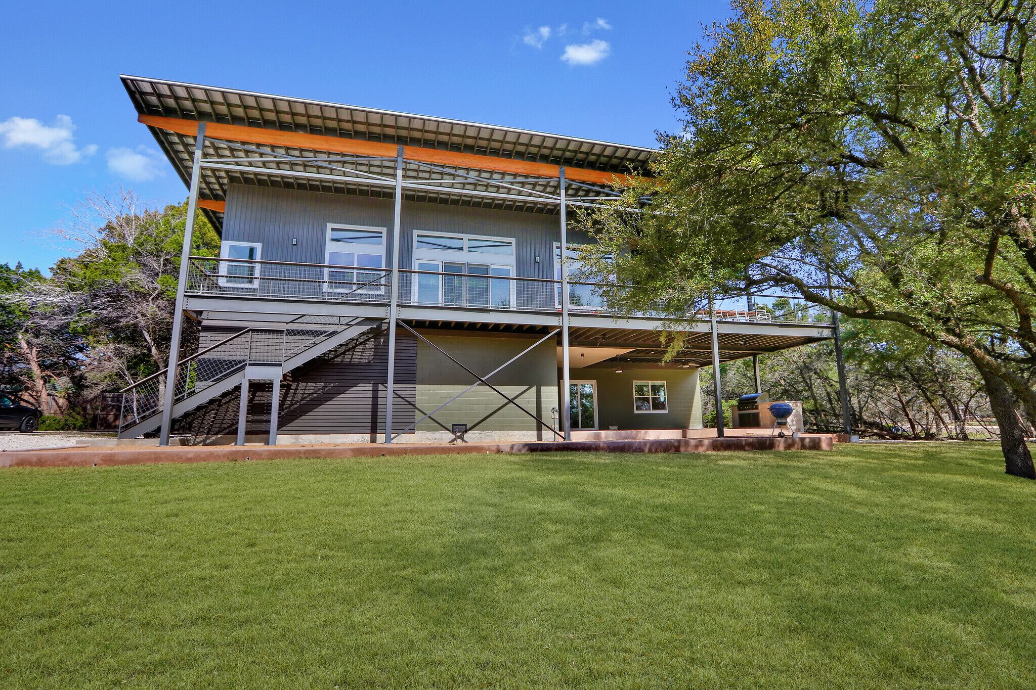 River Road Retreat - NEW Modern 3 Bedroom on the Blanco River