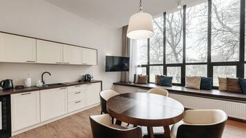 Apartamento exclusivo, 2 quartos | Cozinha americana privada | Chaleira elétrica, produtos de limpeza, toalhas de papel