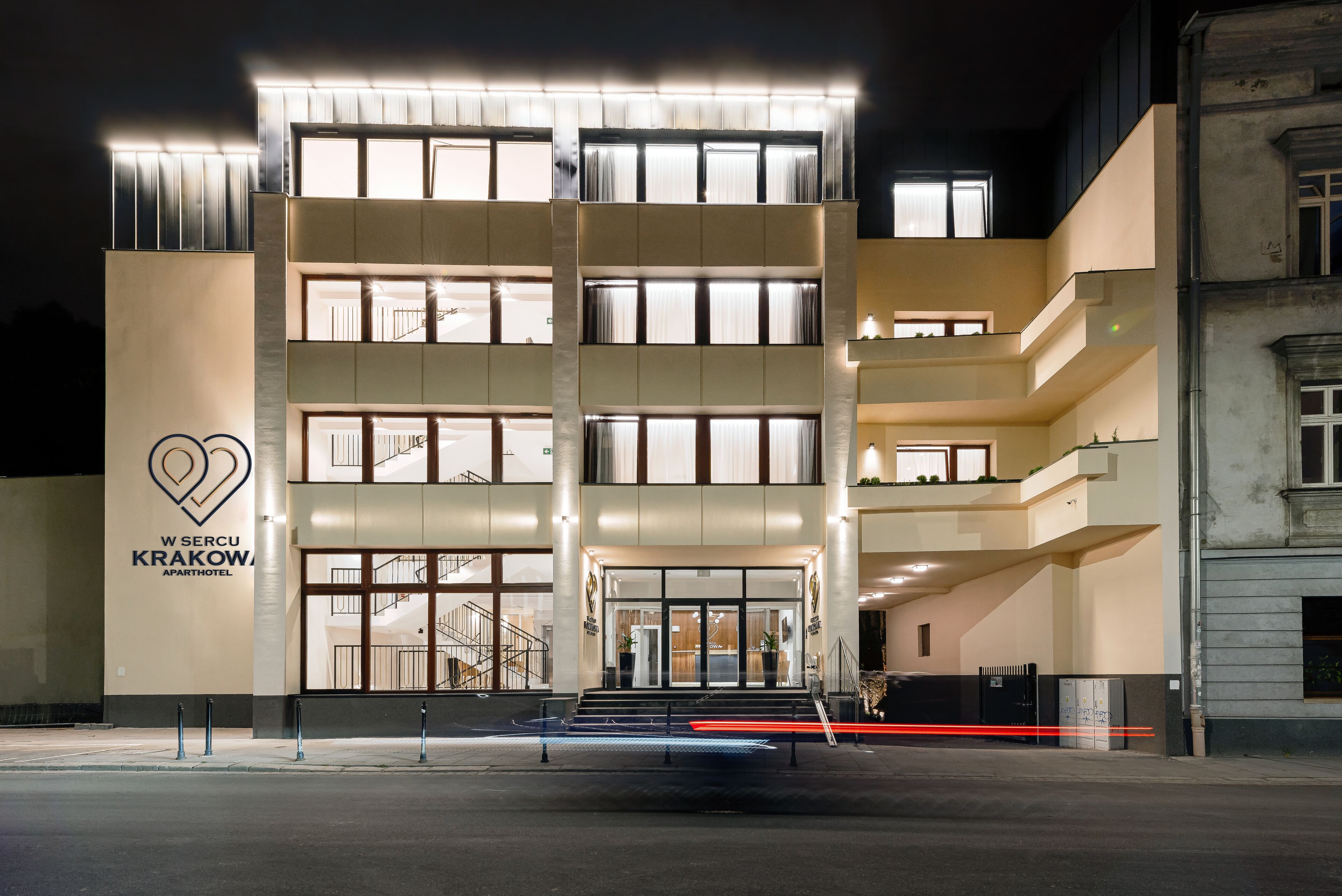 住宿正面 - 傍晚/夜晚