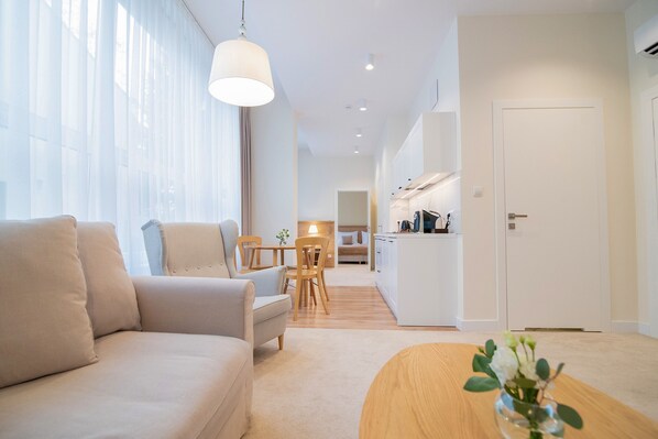 Estudio Deluxe | Área de sala de estar | Televisión de pantalla plana