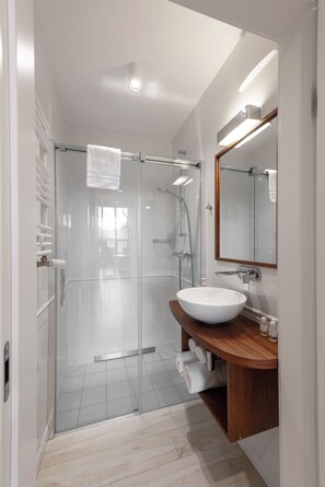 Exclusive-Apartment, 2 Schlafzimmer | Badezimmer | Haartrockner, Handtücher, Seife, Shampoo