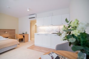 Chambre Confort double | Aire de séjour | Téléviseur à écran plat