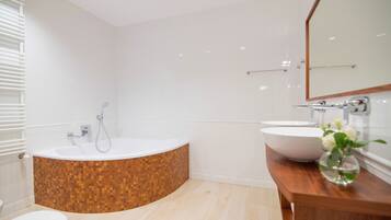 独特公寓, 2 间卧室 | 浴室 | 吹风机、毛巾、肥皂、洗发水