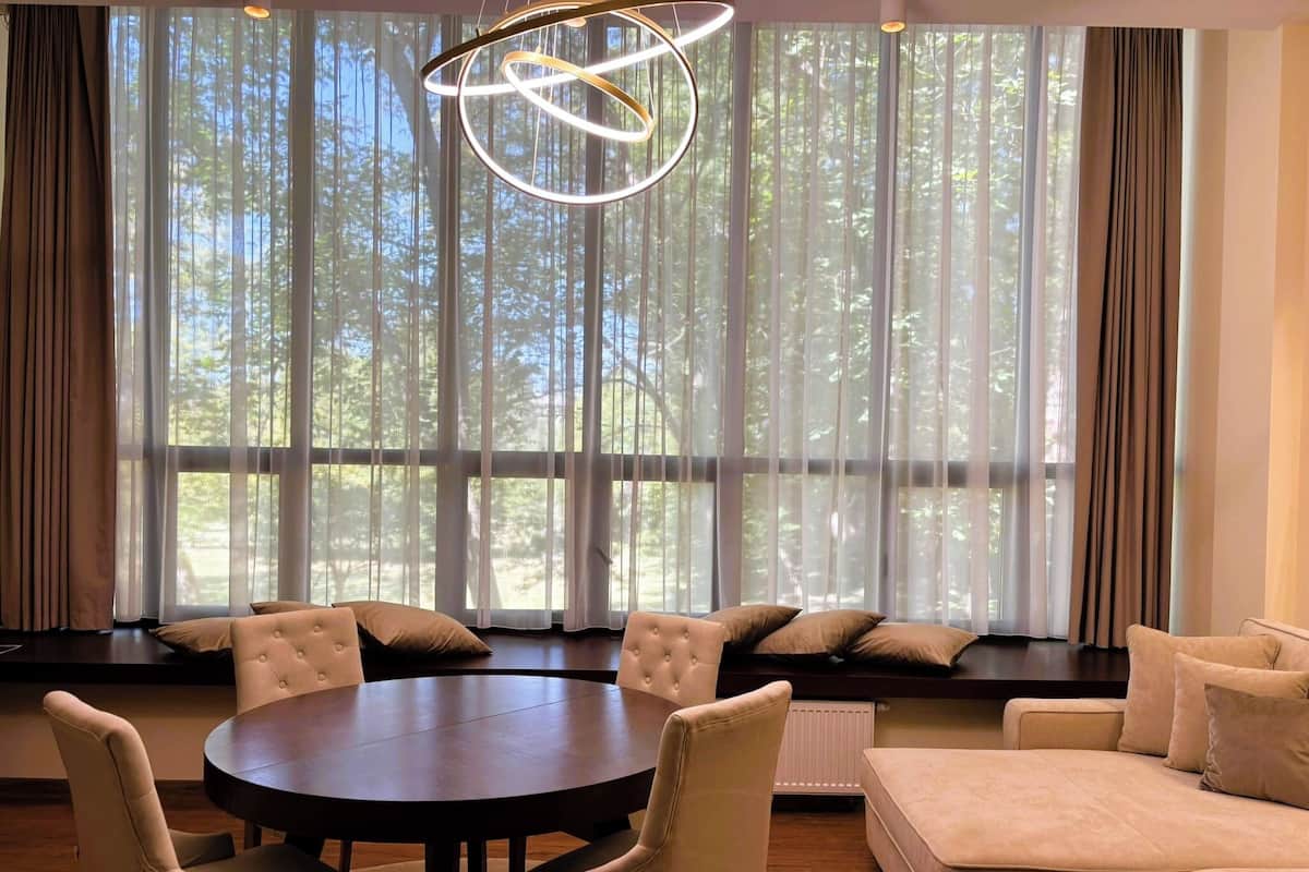 Premium appartement, 1 slaapkamer | Verduisterende gordijnen, geluiddichte muren