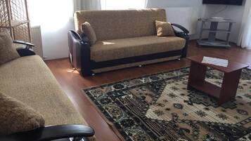 アパートメント 3 ベッドルーム | リビング エリア | 液晶テレビ