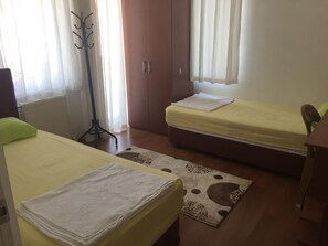 Apartment, 3 Bedrooms | 3 bilik tidur, meja, ruang kerja komputer riba 