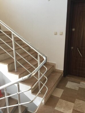 Staircase - Ugurevler Apart (Ula)