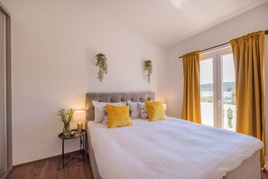 3 makuuhuonetta, tallelokero huoneessa, silitysrauta/-lauta