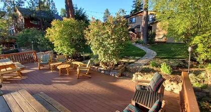 Beautiful Back Yard with peekaboo Lake Views. Private Hot Tub & Pool Table