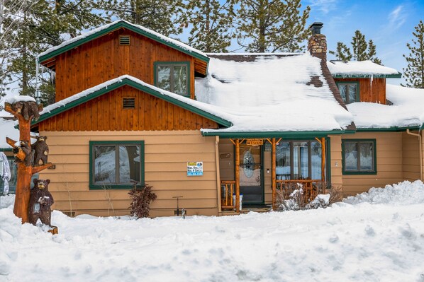 Exterior - Beautiful Back Yard with peekaboo Lake Views. Private Hot Tub & Pool Table (Big Bear Lake)