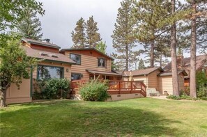 Exterior - Beautiful Back Yard with peekaboo Lake Views. Private Hot Tub & Pool Table (Big Bear Lake)