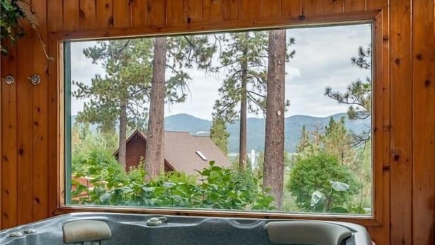A hot tub with a wooden cabin view. - Beautiful Back Yard with peekaboo Lake Views. Private Hot Tub & Pool Table (Big Bear Lake)