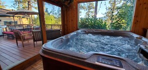 Indoor spa tub - Beautiful Back Yard with peekaboo Lake Views. Private Hot Tub & Pool Table (Big Bear Lake)