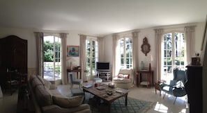 TV, fireplace, DVD player, books - Charming villa, exceptional view over the rooftops of Manosque, heated swimming pool (Manosque)