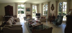 TV, fireplace, DVD player, books