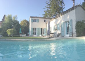 Outdoor pool - Charming villa, exceptional view over the rooftops of Manosque, heated swimming pool (Manosque)
