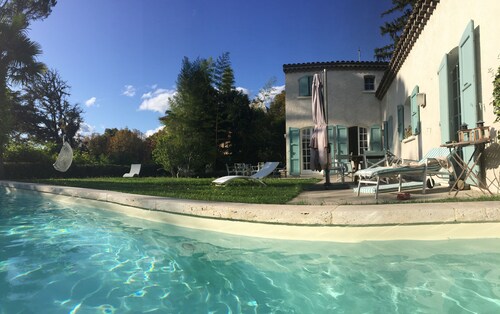 Charming villa, exceptional view over the rooftops of Manosque, heated swimming pool