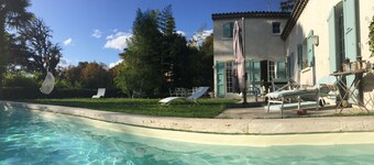 Charming villa, exceptional view over the rooftops of Manosque, heated swimming pool