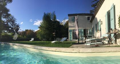 Charming villa, exceptional view over the rooftops of Manosque, heated swimming pool
