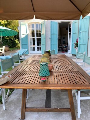 Outdoor dining - Charming villa, exceptional view over the rooftops of Manosque, heated swimming pool (Manosque)