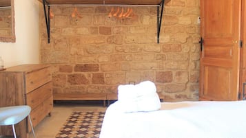 2 bedrooms, iron/ironing board, WiFi