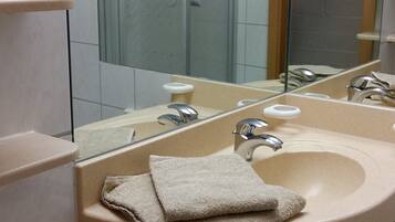 Dusche, Haartrockner, Handtücher, Seife