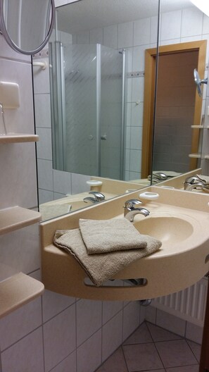 Shower, hair dryer, towels, soap - Time out from everyday life in the Bavarian Forest with pool, sauna and perfect facilities (Sankt Englmar)