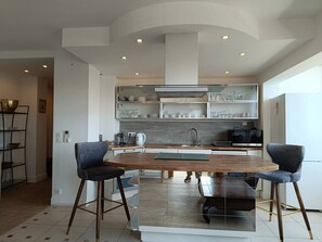 Een koelkast, een microgolfoven, een oven, een kookplaat