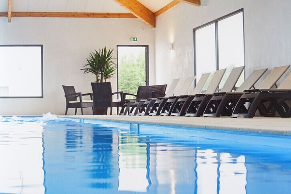 Innendørsbasseng og et oppvarmet basseng