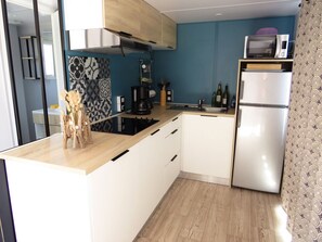 Een koelkast, een magnetron, een vaatwasser