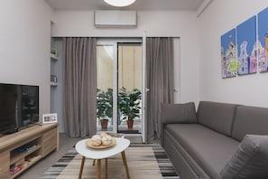 Apartamento, 1 quarto | Área de estar | TV de tela plana 20 polegadas com canais a cabo, smart TV