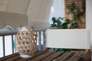 Un farol de mimbre sobre un banco de madera.