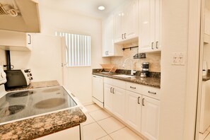 Réfrigérateur, four, plaque de cuisson, grille-pain