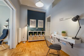 Lägenhet - 1 sovrum | Vardagsrum | 20-tums platt-tv med kabelkanaler och smart-tv