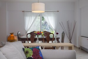 Villa - 5 sovrum | Vardagsrum | 20-tums platt-tv med kabelkanaler och smart-tv