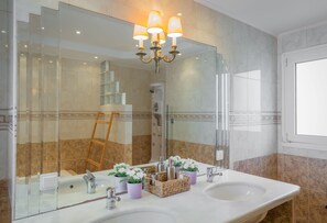 Villa, 5 Bedrooms | Bathroom | Combined shower/tub, free toiletries, hair dryer, towels