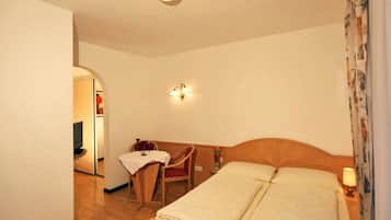 1 habitación, tabla de planchar con plancha, wifi y ropa de cama