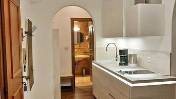 Frigorifero, piano cottura, macchina per tè/caffè, bollitore elettrico