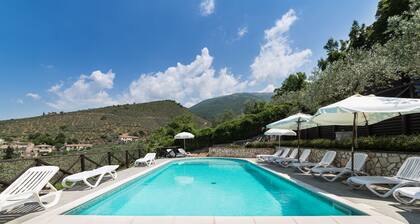Spaziosa Casa con Piscina a 20 Minuti di Auto dal Centro Storico di Assisi