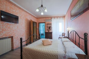 Travel cot, free WiFi, bed sheets