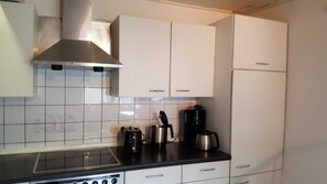 Mikrowelle, Ofen, Geschirrspüler, Wasserkocher mit Kaffee-/Teezubehör