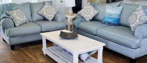 TV connectée, cheminée, livres