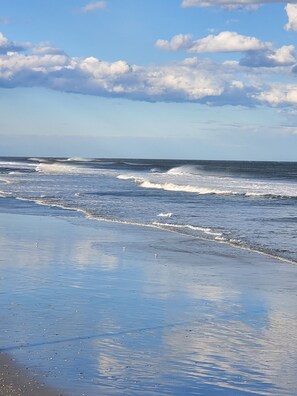 Beach nearby, sun-loungers - 5 STAR AMAZING Private home just for you. Comfy, Cozy, Clean. Steps to beach. (Brigantine)